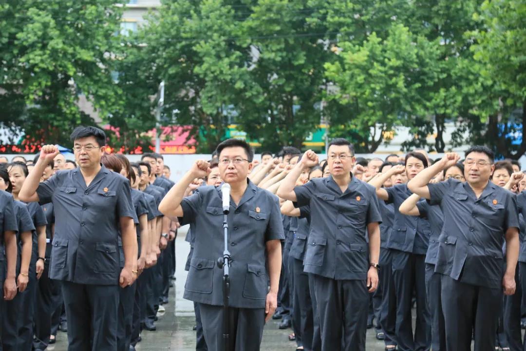 女子思念去世父亲 民警帮忙调取照片
